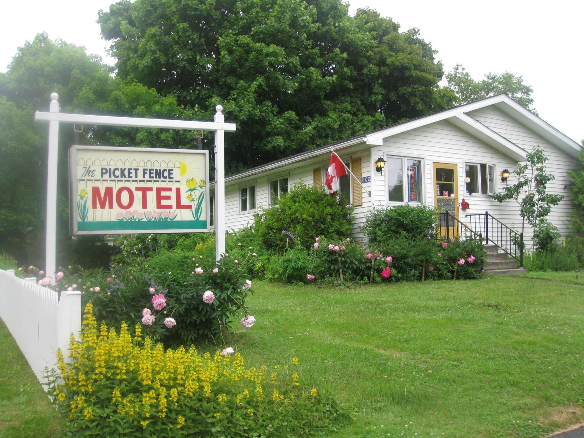 Picket Fence Motel St. Andrews By The Sea Exterior photo